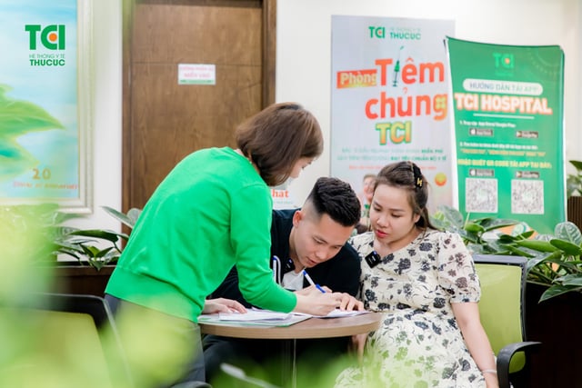 Ảnh Gia đình cầu thủ Lê Thanh Bình khám thai tại TCI