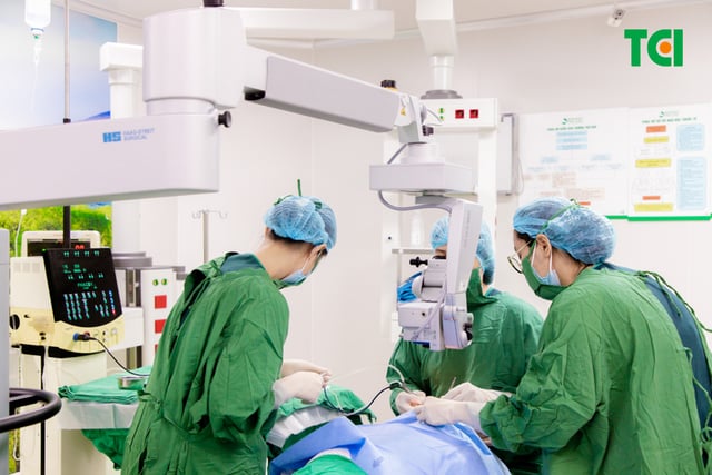 Ảnh mổ Phaco bác Hoàng Đức Thùy 82 tuổi