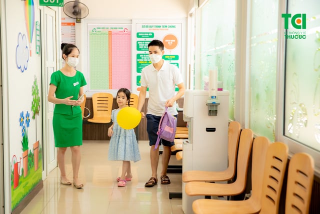 Ảnh tiêm chủng bé Diệu Anh