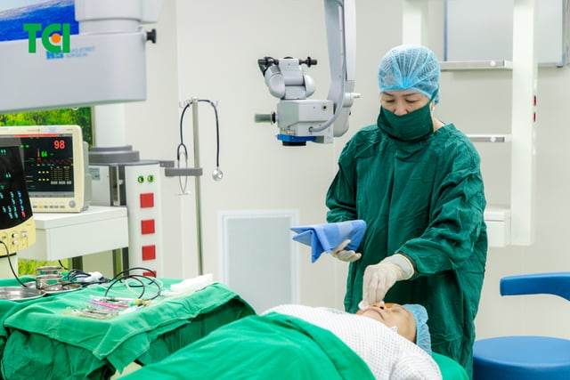 Ảnh mổ Phaco lấy lại thị lực cho bác Trần Thị Kim Cúc tại Thu Cúc TCI