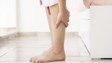 Vì sao thoát vị đĩa đệm gây teo chân và cách phòng ngừa