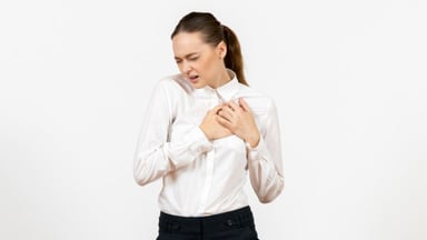 Đau rát ngực khó thở: Nguyên nhân, triệu chứng và khắc phục