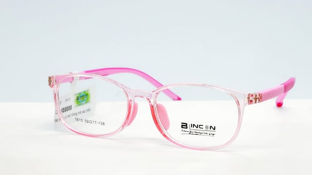 Tư vấn: Nên đeo gọng kính thuốc bằng nhựa hay kim loại