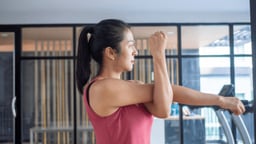 Cách khởi động trước khi tập thể dục