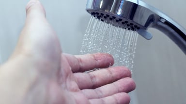 Tiêm vacxin về có tắm được không và câu trả lời