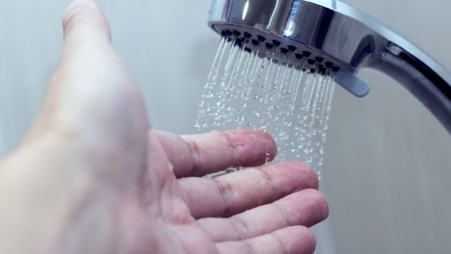 Tiêm vacxin về có tắm được không và câu trả lời