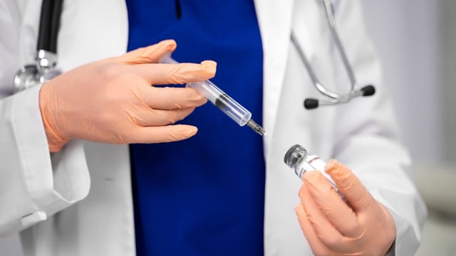 Cần lưu ý gì trước khi tiêm vắc-xin: Chia sẻ từ chuyên gia