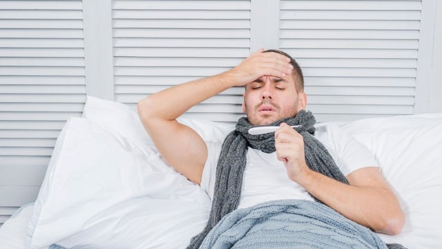 Sốt sau khi tiêm vắc-xin: Thời gian xuất hiện và cách xử trí