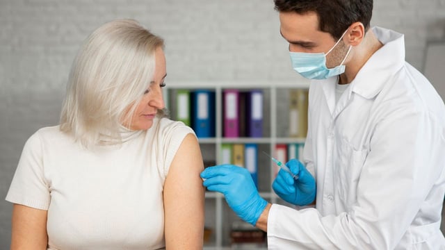 Điểm danh 3 vắc-xin cho người lớn tuổi