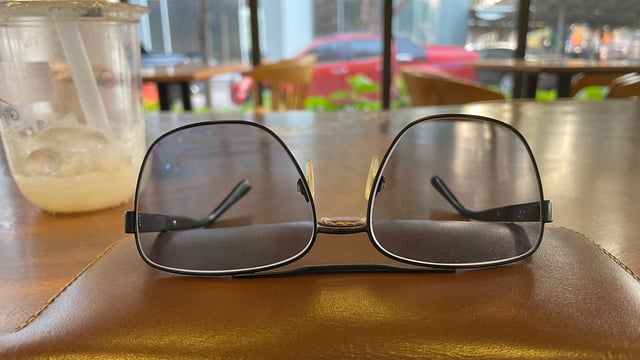 Tròng kính đổi màu cận có tốt không và các thương hiệu nổi tiếng