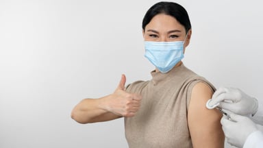 Uống thuốc trước khi tiêm vắc-xin: Những điều bạn cần biết