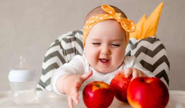 Em bé ăn táo có tốt không? Những lợi ích và lưu ý mẹ cần biết