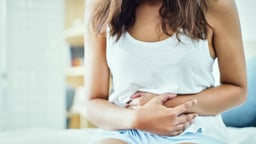 Đau dạ dày ợ nóng: Dấu hiệu cảnh báo gì?