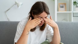 Điều trị viêm kết mạc mùa xuân: Hiểu biết và giải pháp hiệu quả