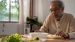 Giải mã nguyên nhân người già khó nuốt và cách khắc phục