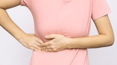 Nhận biết đau sỏi mật &#8211; Phân biệt với cơn đau bụng thông thường