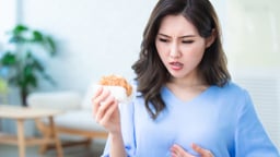 Ăn xong bị ợ chua: Nguyên nhân và cách khắc phục