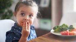 Chế độ dinh dưỡng cho trẻ mầm non để phát triển toàn diện