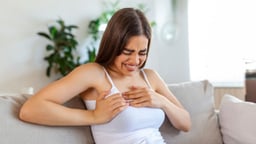 Tìm hiểu về vấn đề đau núm ty có phải có thai không
