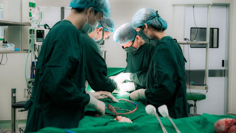 Bác sĩ TCI phẫu thuật thành công, bảo tồn tử cung cho nữ bệnh nhân trẻ mang khối u xơ tử cung 2,1 kg