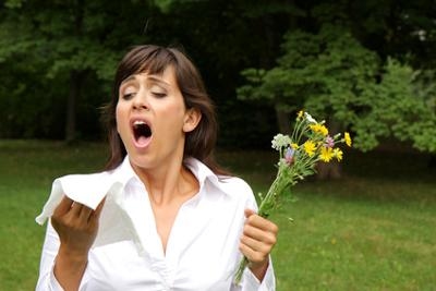 Nguyên nhân gây viêm mũi dị ứng mạn tính là do người bệnh quá mẫn cảm với các loại khói bụi, hóa chất, phấn hoa, lông chó mèo,…