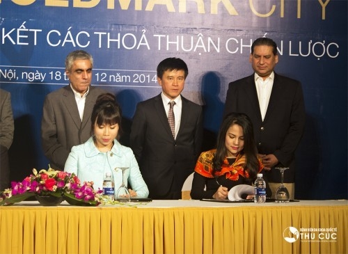 Bà Nguyễn Thu Cúc (bên phải) – Chủ tịch Hội đồng quản trị Bệnh viện Đa khoa Quốc tế Thu Cúc đang tiến hành ký kết thỏa thuận chiến lược với đại diện chủ đầu tư.
