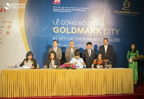 Chị Cúc đại diện tập đoàn Zinnia ký kết cùng đối tác tại buổi lễ