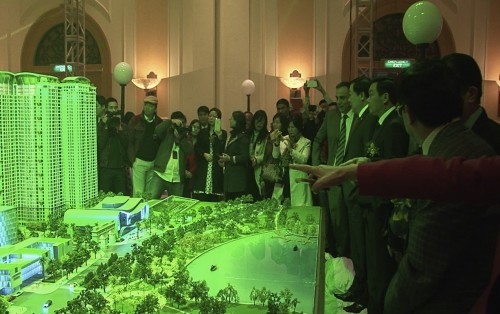 Các vị quan khách thăm quan mô hình quần thể đô thị Goldmark City