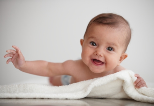 Ngoài một chế độ chăm sóc, nuôi dưỡng đặc biệt, trẻ còn cần một chế độ khám, chữa bệnh đặc biệt.