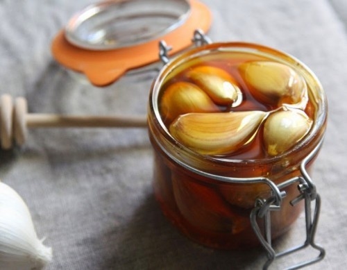 Tỏi và mật ong có tác dụng tích cực trong điều trị ho cho trẻ