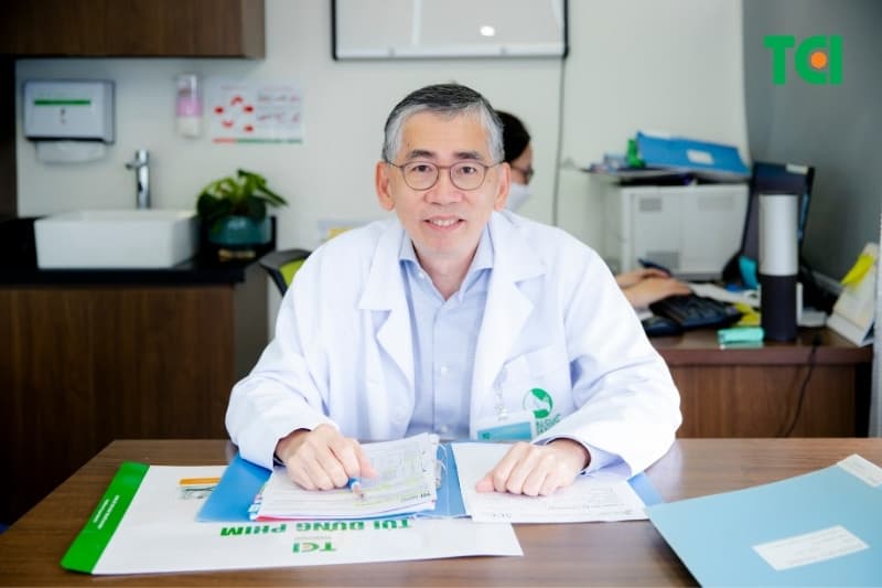 ts-bs-lim-hong-liang-tham-kham-dieu-tri-ung-thu-phoi-ung-thu-dau-mat-co