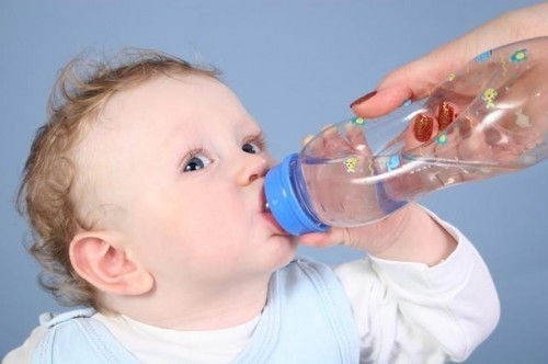Bổ sung đủ nước và trái cây tươi giúp tăng cường chất đề kháng cho trẻ