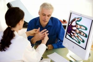 Người đau thần kinh tọa cần tham khảo ý kiến chuyên gia về cách chăm sóc và điều trị bệnh kịp thời