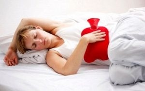 Chườm nóng là một phương pháp giúp giảm đau bụng dưới rốn ở nữ trong những ngày kinh nguyệt