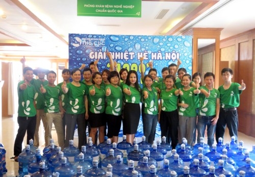 Giảm nhiệt mùa hè Hà Nội - 1000 bình nước miễn phí