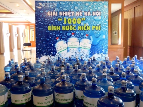 Giảm nhiệt mùa hè Hà Nội - 1000 bình nước miễn phí