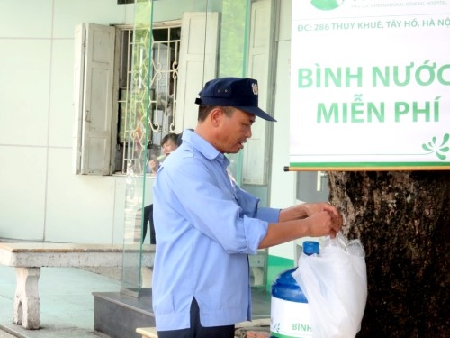 Giảm nhiệt mùa hè Hà Nội - 1000 bình nước miễn phí