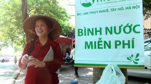 Giảm nhiệt mùa hè Hà Nội - 1000 bình nước miễn phí