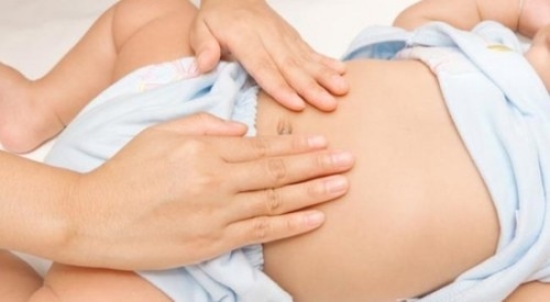Trẻ bị phình đại tràng bẩm sinh thường có dấu hiệu bụng trướng