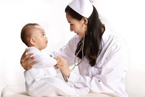 Khi nghi ngờ trẻ có dấu hiệu phình đại tràng bẩm sinh cần cho trẻ đi khám chuyên khoa càng sớm càng tốt