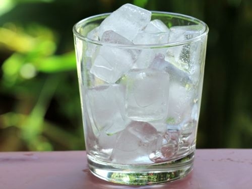 Chườm đá lạnh là phương pháp giúp giảm đau cơ khi tập thể dục