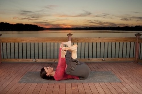 5-dong-tac-yoga-tot-cho-nguoi-dau-lung-khi-ngoi-lau3