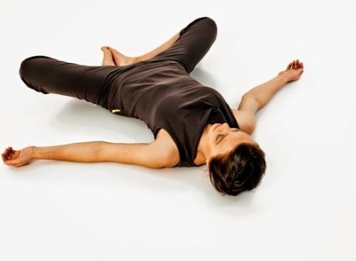 5-dong-tac-yoga-tot-cho-nguoi-dau-lung-khi-ngoi-lau4
