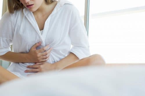 Đặt vòng khiến chị em đau bụng vì tử cung chưa thích ứng với sự có mặt của vật lạ.