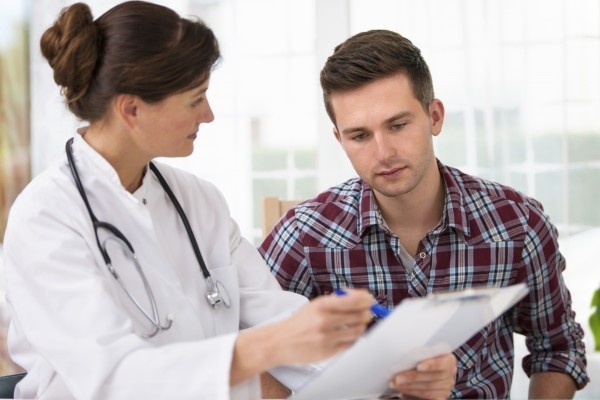 Tuyệt đối không nên chủ quan bỏ qua các triệu chứng nghi ngờ sùi mào gà ở lưỡi, cần nhanh chóng tới ngay bệnh viện để kiểm tra và điều trị kịp thời.