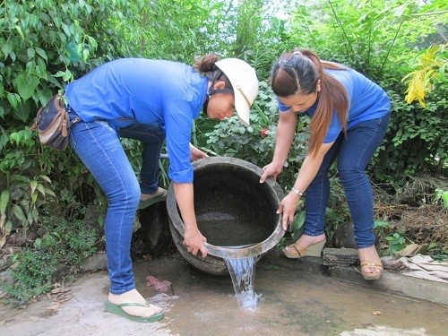 Thau rửa các dụng cụ chức nước vừa và nhỏ (lu, khạp…) hàng tuần để diệt muỗi, loăng quăng, bọ gậy.