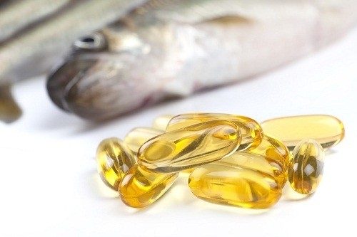 Dầu cá, giàu axit béo omega-3, có khả năng giúp giảm đau và sưng khớp.