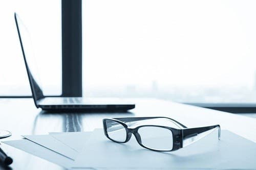 Nhìn quá lâu vào màn hình máy tính có thể gây mỏi mắt, mờ mắt, khó tập trung, nhức đầu, đau cổ, lưng và vai.