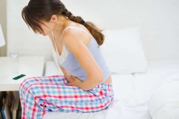 Tôi bị đau âm ỉ, nóng rát khó chịu ở vùng bụng trên rốn khi đói quá hoặc mới ăn no.