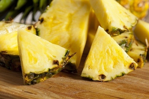 Dứa là loại trái cây rất giàu chất chống oxy hóa vitamin C có thể làm giảm cơn nóng bừng ở một số phụ nữ